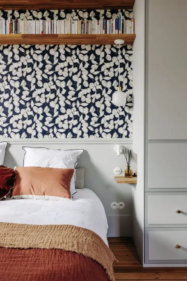 alcôve chambre décoration renfoncement meuble sur mesure pont de lit rangement tête de lit soubassement peinture papier peint végétal bleu et blanc étagères en bois petite niche avec tablette table de nuit prise 