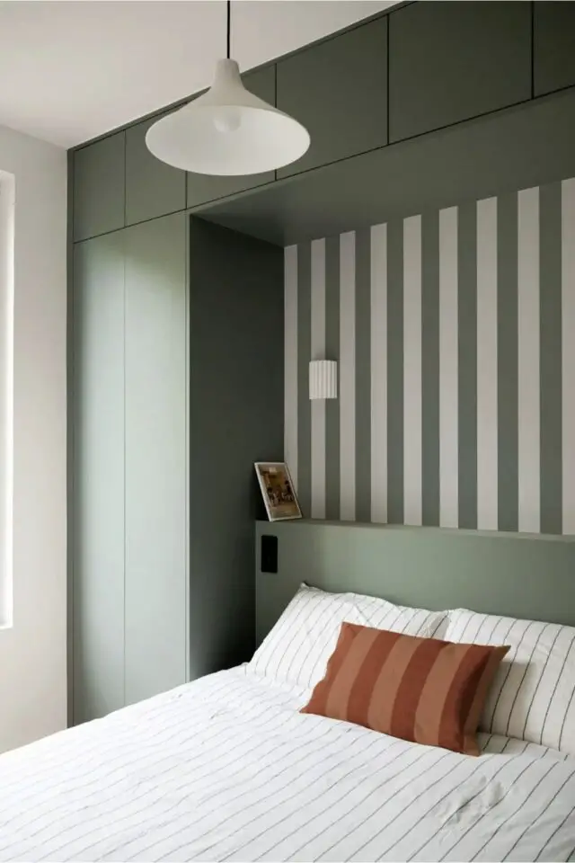 alcôve chambre décoration renfoncement meuble sur-mesure moderne avec coffrage tête de lit papier peint coordonné à la peinture vert sauge ambiance moderne et douce 