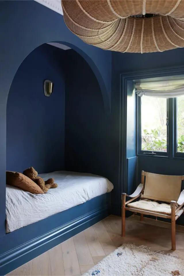 alcôve décoration chambre d'ami lit une place gain de place arche couleur bleu roi élégant parquet 