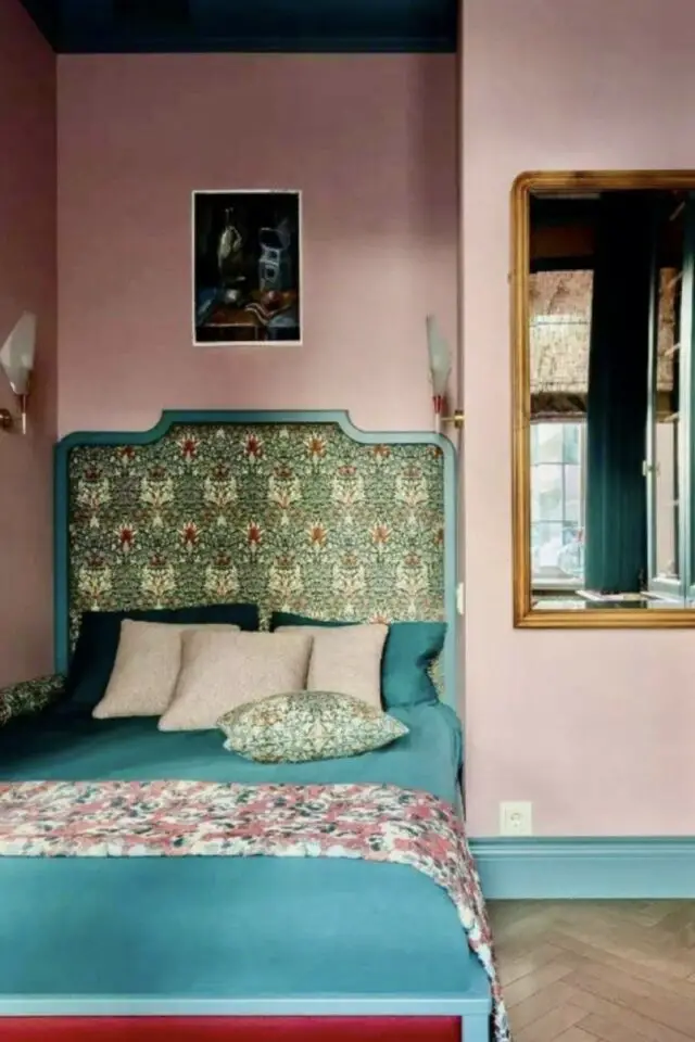 alcôve chambre décoration renfoncement ancienne cheminée petit espace grande tête de lit ancienne tissus d'ameublement rose bleu grand miroir doré chic et élégant 