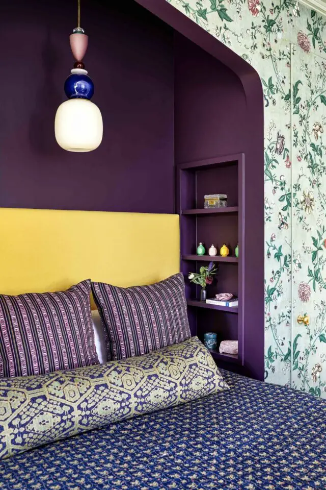 alcôve chambre décoration renfoncement peinture prune contraste couleur complémentaire jaune papier peint floral fond écru  petites niches peintes en ton sur ton