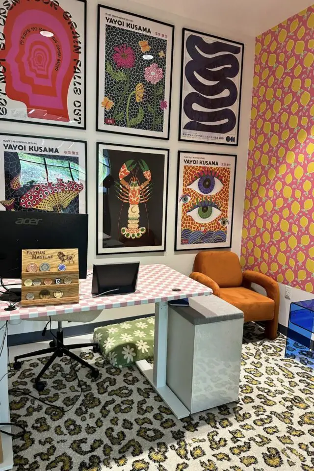 déco bureau maximaliste mélange de motifs et de couleurs tapis léopard mur accent papier peint citron sur fond rose galerie de cadres XXL affiches design plan de travail à damier 