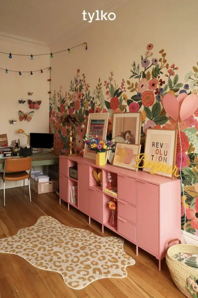 déco bureau maximaliste exemple papier peint panoramique floral meuble rose affiches encadrées posées tapis léopard chaise vintage en cuir 
