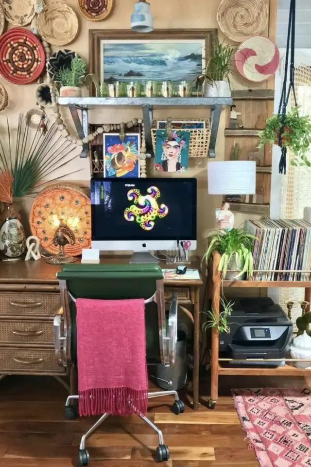 déco bureau maximaliste idées objets déco bohème accrochés au mur affiches cadres étagères meuble en bois fauteuil vert à roulettes petite plante suspendue mini bibliothèque 