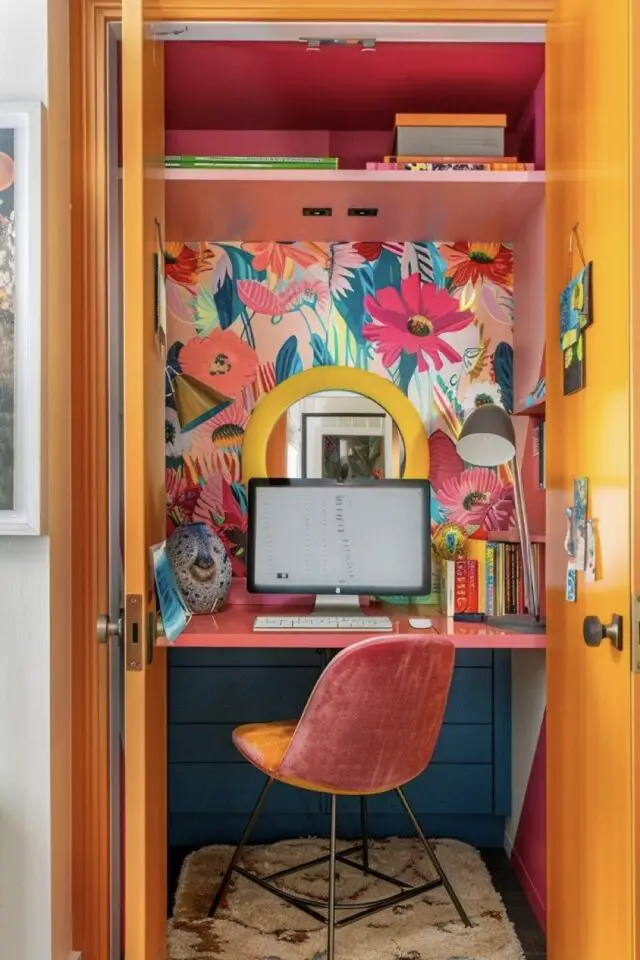 déco bureau maximaliste photos tout petit espace placard coloré jaune bleu rose papier peint chaise en velours lampe de bureau noire 