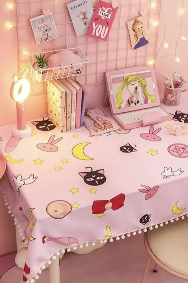 chambre ado kawaii rose table bureau nappe motif sailor moon fond rose moodbaord mural avec étagère décor mignon 