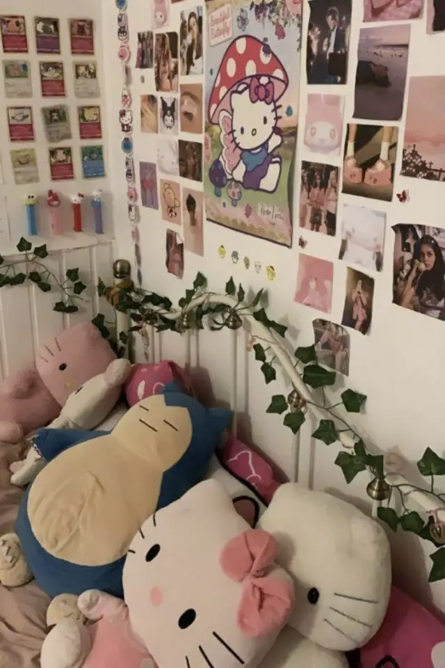 chambre ado kawaii rose mur blanc coussin et affiche colorées Pokemon Hello Kitty pez idée facile à copier 