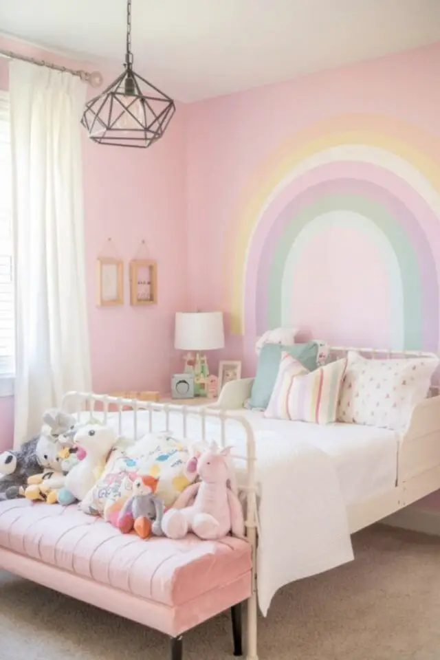 chambre ado kawaii rose exemple peinture murale arc en ciel tête de lit banc bout de lit peluche linge de lit blanc simple et mignon 