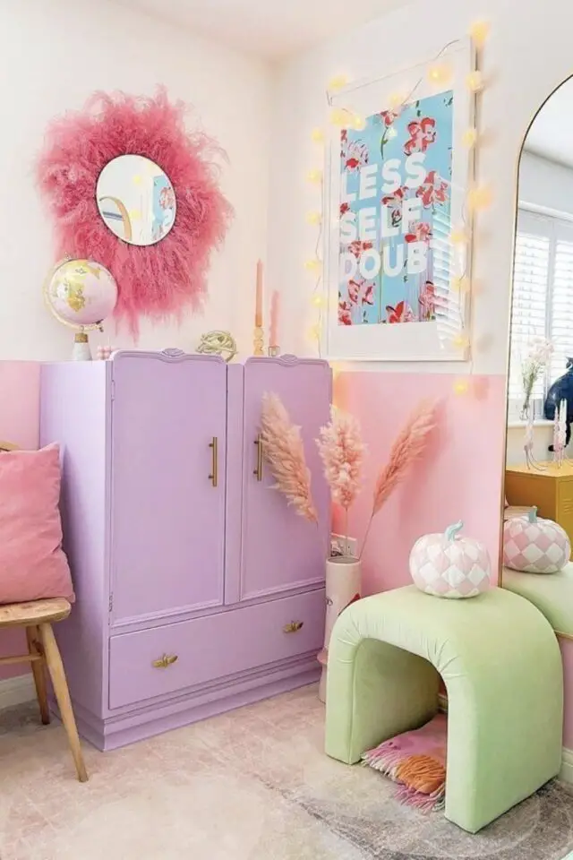 chambre ado kawaii rose décoration soubassement coloré petite armoire violette miroir plume coussin pouf moderne arrondi vert pastel affiche inspirante 