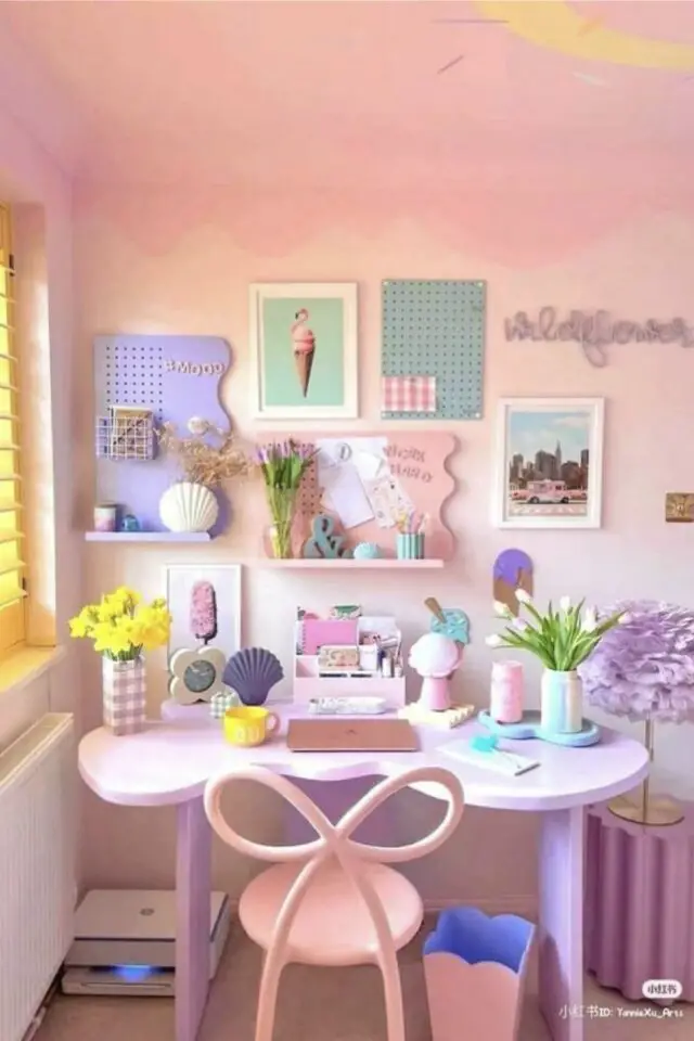 chambre ado kawaii rose décoration bureau mignon original touche de couleurs pastel étagères murales  violet vert affiches et photos encadrées vase accessoires rangement 