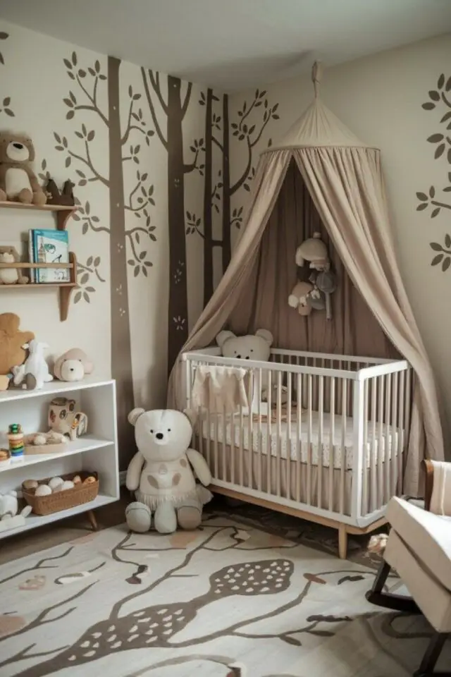indispensables chambre bébé déco naturelle lit à barreaux bois et blanc ciel de lit écru décor mural arbre étagère en bois petite meuble bibliothèque tapis assorti à la déco des murs 