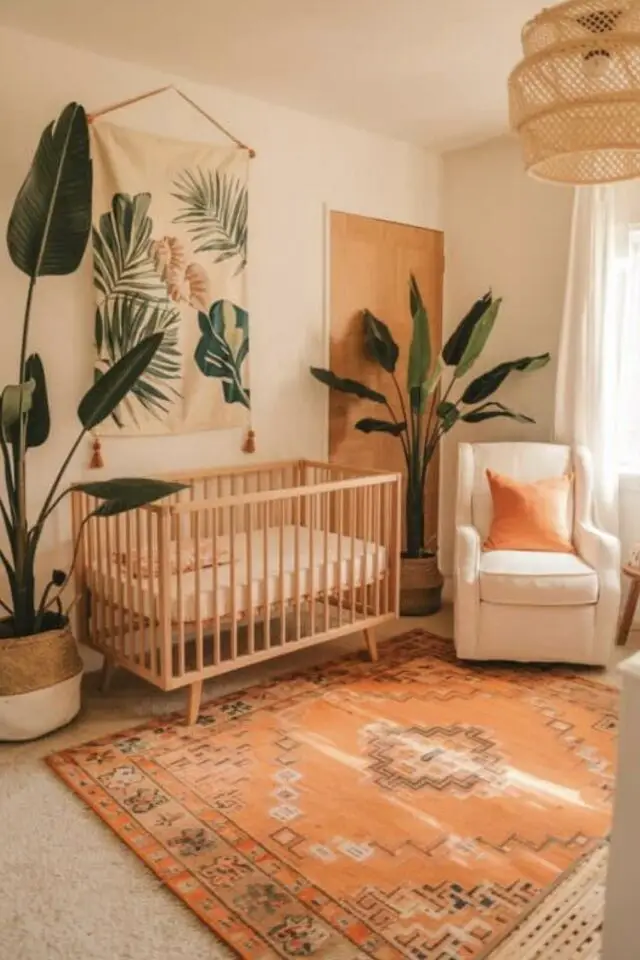 chambre bébé déco naturelle chaleureuse écru avec touches couleur terracotta ambiance tropicale fauteuil blanc suspension en bambou 