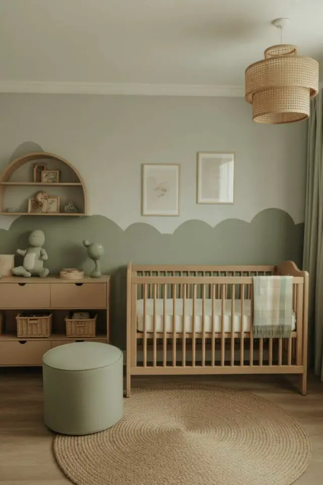 chambre bébé déco naturelle décor mural peint en vert meuble en bois ambiance douce tapis en jute rond suspension étagère arrondie 