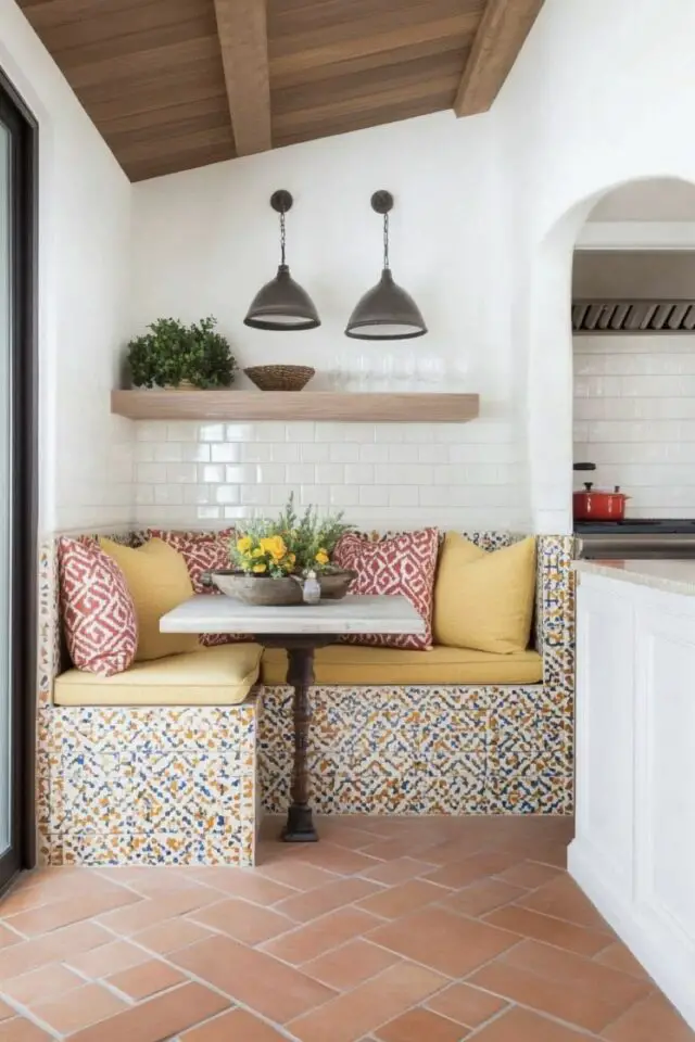 cuisine ambiance mexicaine décoration coin repas avec banquette petit table carré coussin coloré jaune et rouge motif graphique carrelage 