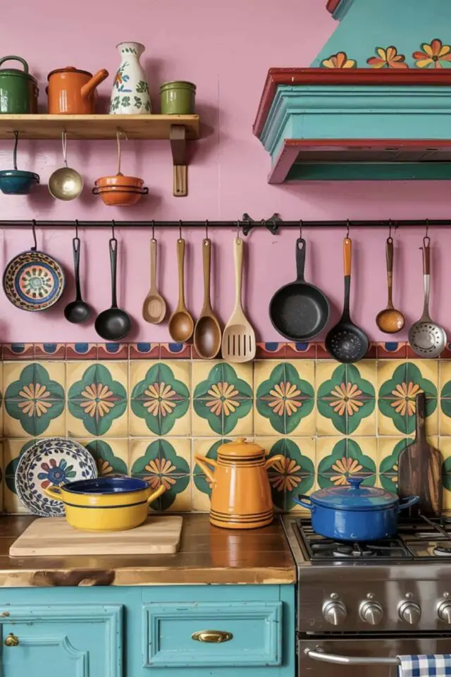 décoration mexicaine cuisine mur rose hotte bleu turquoise crédence faïence motif meuble repeints ustensiles de cuisson suspendu plat émaillé et coloré