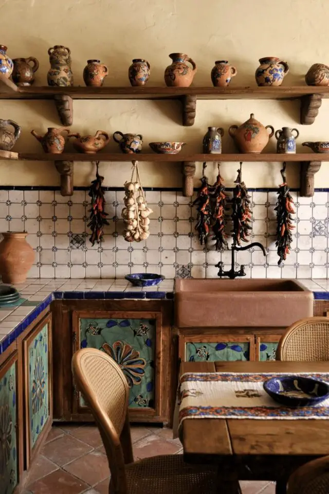 décoration mexicaine cuisine authentique étagères murale en bois pot en terre cuite crédence neutre meuble relooké décor peint motif floral bac évier terracotta table en bois chaise cannage 