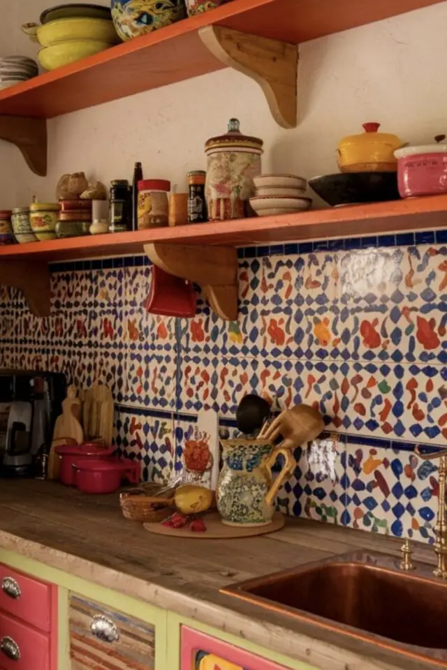 décoration mexicaine cuisine relooking crédence faïence colorée avec motif étagère orange vaisselle simple et bonne humeur 