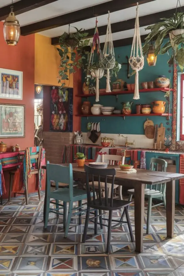 déco cuisine style mexicain exemple couleur jaune terracotta bleu paon plantes suspendue table en bois chaises dépareillées 