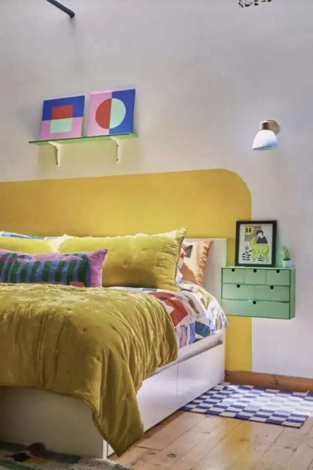 mix déco maximaliste et scandinave chambre à coucher couleur vibrante tête de lit penture jaune angle adoucit table de chevet murale verte DIY tableau simple petit coloré dessus du lit mix déco maximaliste et scandinave chambre à coucher couleur vibrante tête de lit penture jaune angle adoucit table de chevet murale verte DIY tableau simple petit coloré dessus du lit