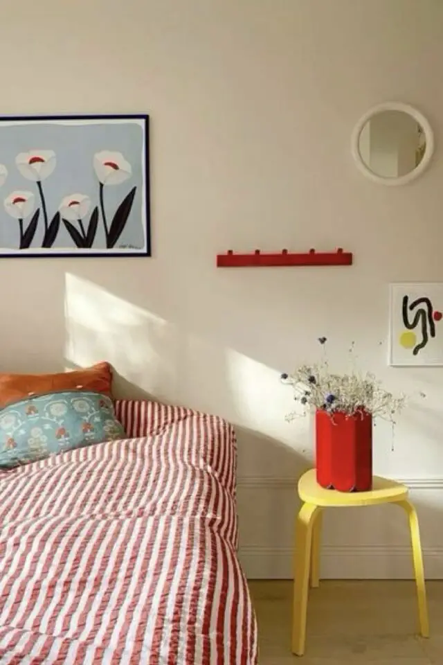déco maximaliste et scandinave chambre adulte neutre linge de lit à rayures rouge et blanc tableau bleu ciel tabouret jaune vase et patère murale rouge déco maximaliste et scandinave chambre adulte neutre linge de lit à rayures rouge et blanc tableau bleu ciel tabouret jaune vase et patère murale rouge