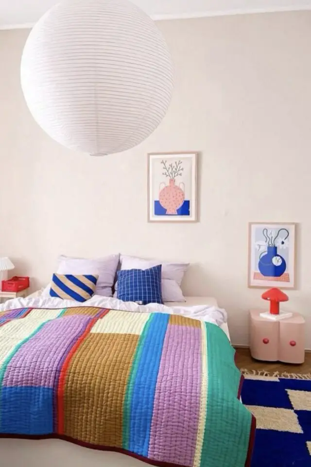 déco maximaliste et scandinave chambre adulte écru tapis damier XXL bleu et blanc affiche murale encadrées bleu et rouge couvre-lit multicolore déco maximaliste et scandinave chambre adulte écru tapis damier XXL bleu et blanc affiche murale encadrées bleu et rouge couvre-lit multicolore