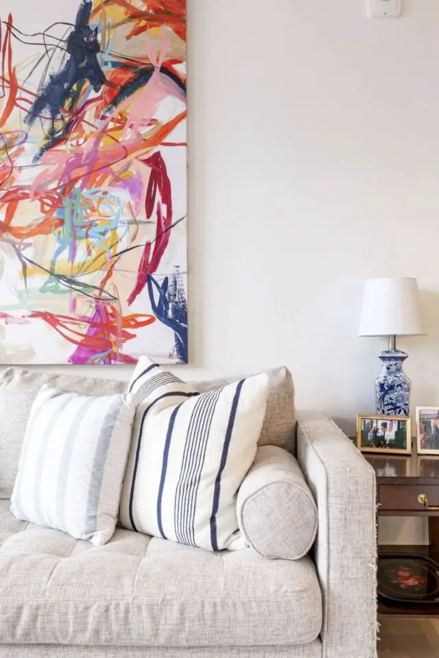 déco maximaliste et scandinave salon à dominante neutre touche de couleur bleu accessoire coussin pied de lampe tableau multicolore abstrait déco maximaliste et scandinave salon à dominante neutre touche de couleur bleu accessoire coussin pied de lampe tableau multicolore abstrait