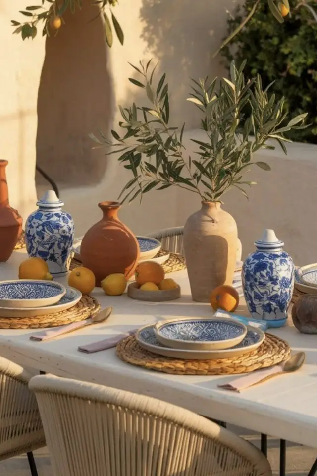 déco de table méditerranéenne simple et élégante vaisselle bleue et blanche agrume pot vases jarres en terre cuite branche d'olivier 