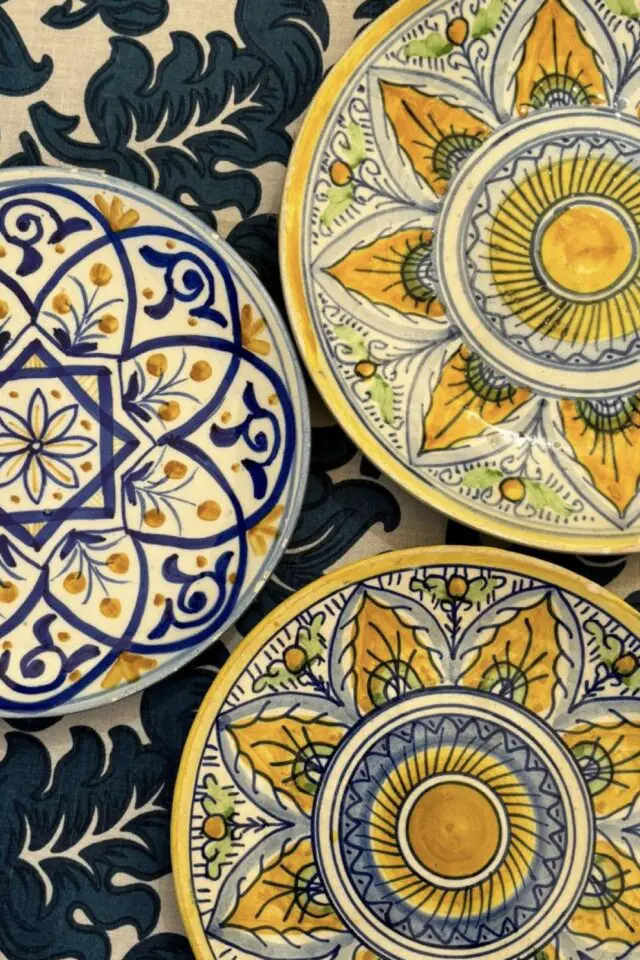déco de table méditerranéenne vaisselle marocaine motif coloré évasion plat bleu jaune vert nappe motif bleu et blanc 