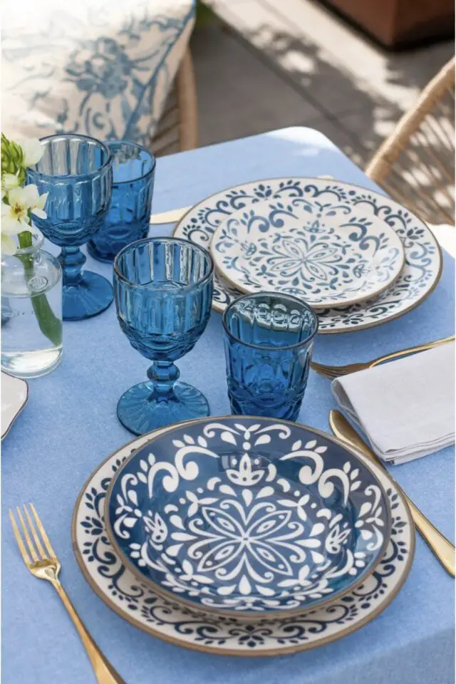 déco de table méditerranéenne Grèce bleu et blanc nappe unie vaisselle motif verre à pied coloré simple et chic couverts dorés 