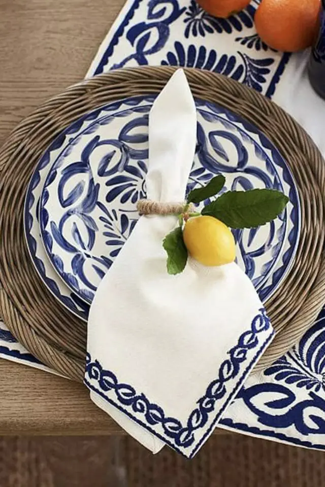 déco de table méditerranéenne exemple assiette blanche avec motif bleu serviette assortie rond de serviette fait main corde tressée macramé et citron 