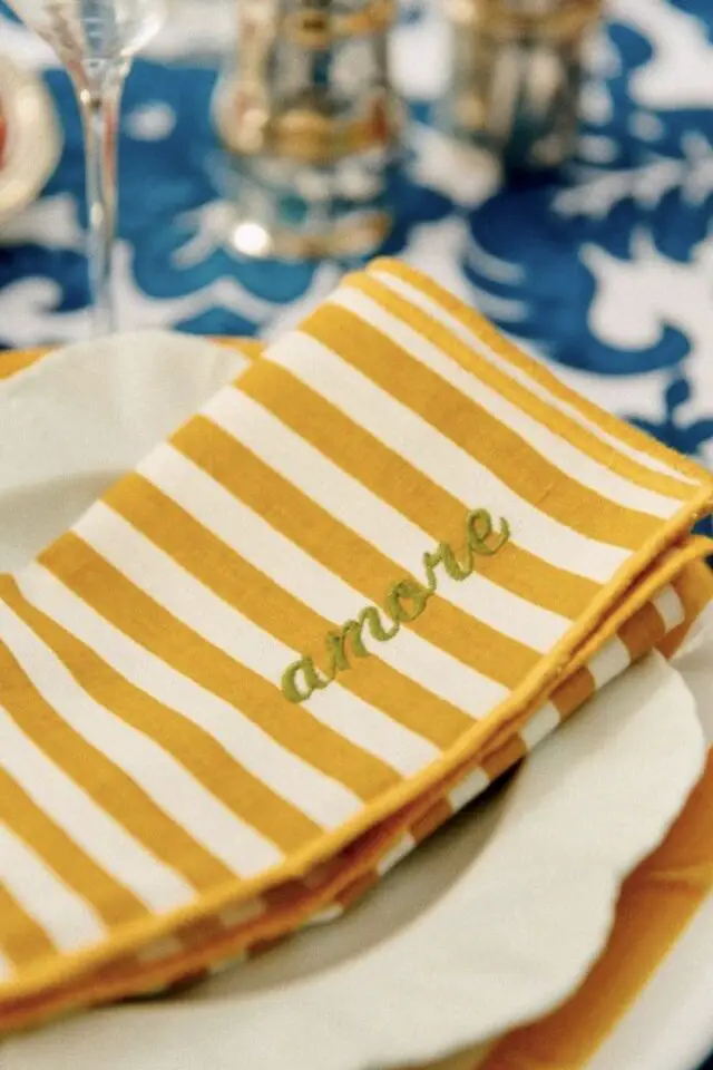 déco de table méditerranéenne exemple serviette de table à rayures jaune et blanche message amour en italien brodé 