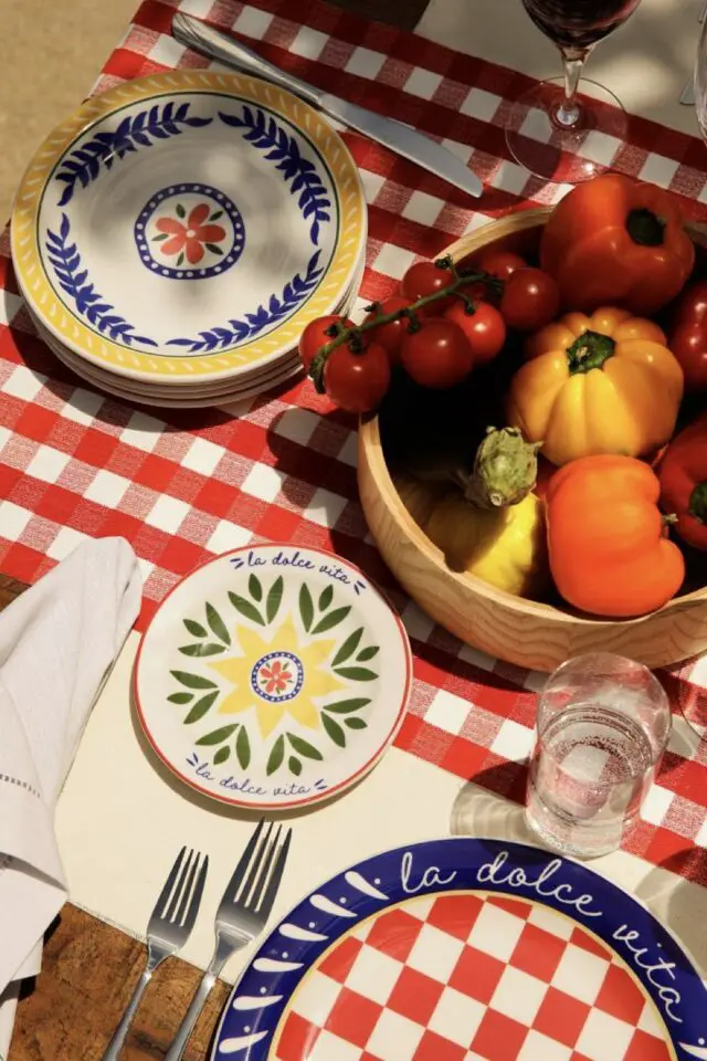 déco de table méditerranéenne idées nappe à carreaux rouge et blanc vaisselle colorée dolce vita centre de table légumes frais poivrons tomate 