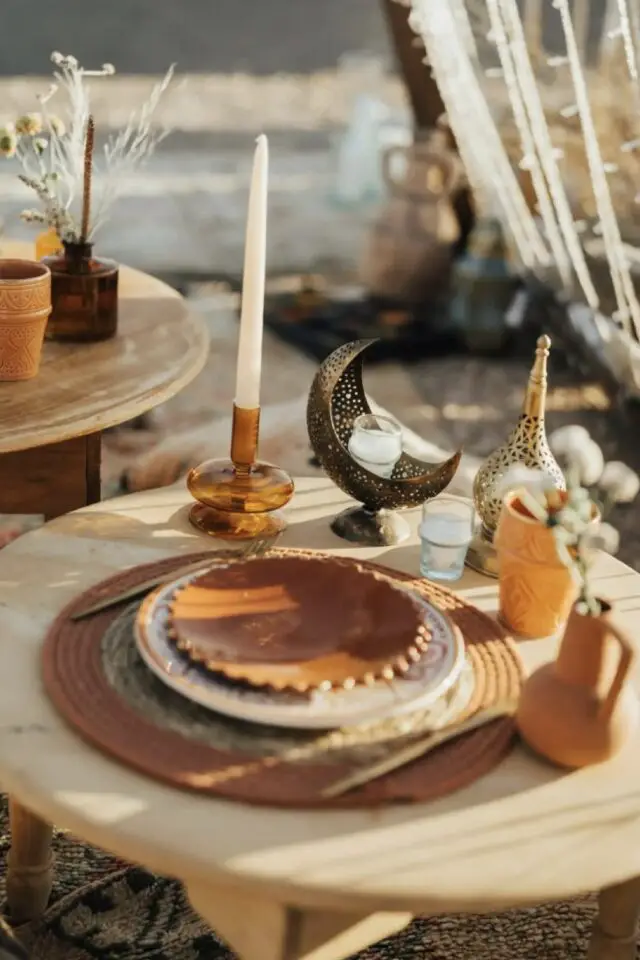 déco de table méditerranéenne idées couleur terreuse chaude set de table en fibre tressée assiette ronde découpée bougeoir photophore en métal ajouré 