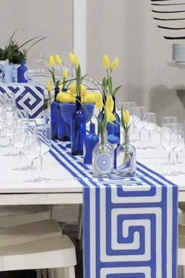 déco de table méditerranéenne idées chemin de table motuf grec bleu et blanc vase bleu cobalt fleur jaune et citron 