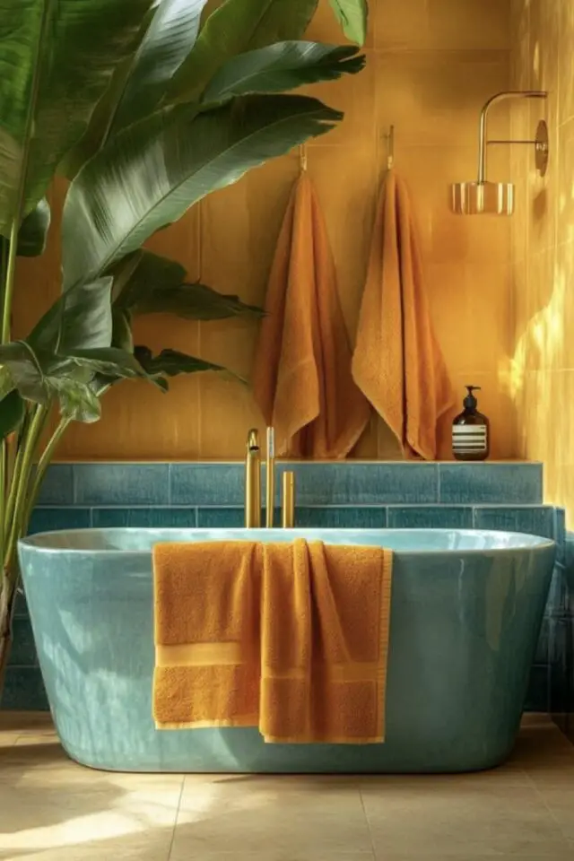 décoration intérieure bleu lagon salle de bain baignoire îlot colorée mur jaune plante verte XXL contraste chaud froid 