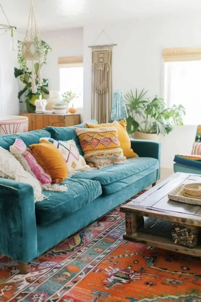 décoration intérieure bleu lagon salon blanc canapé coloré coussin et tapis couleur chaude jaune ocre orange ambiance moderne 