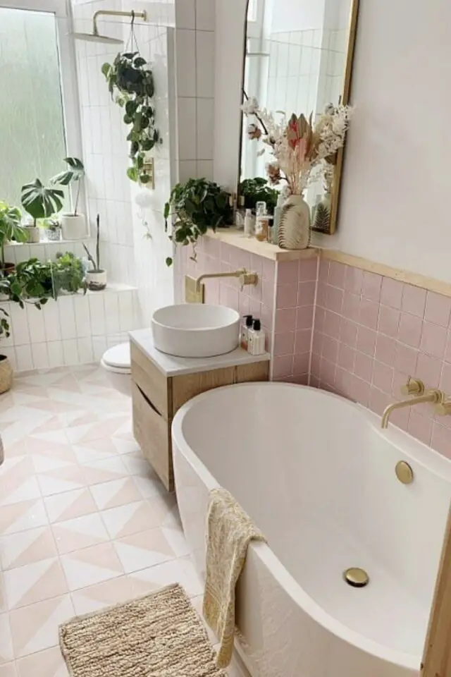 associer rose et blanc décoration intérieure petite salle de bain soubassement carrelage carré coloré baignoire moderne plantes vertes près de la fenêtre 
