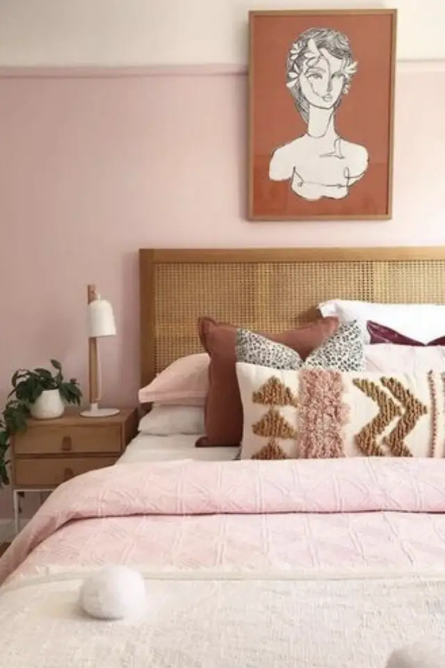 associer rose et blanc décoration intérieure chambre adulte moderne soubassement haut peinture rose clair tête de lit en cannage détails décoratifs terracotta coussin motif bohème 