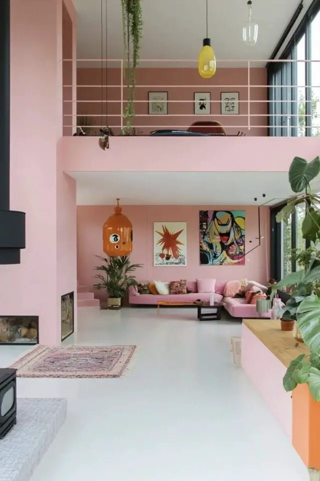 décoration intérieure association couleur rose et blanc espace de vie sur deux niveaux esprit loft plafond blanc rupture visuelle discrète 