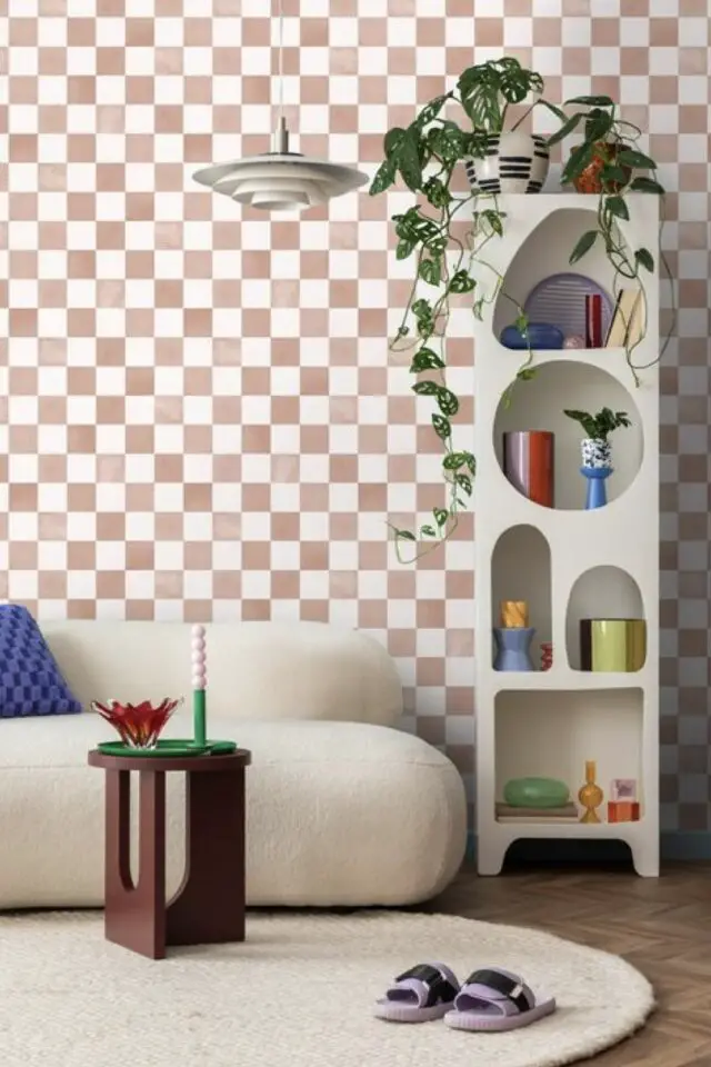 décoration intérieure association couleur rose et blanc papier peint damier nude canapé bold arrondi étagère moderne forme organique  plante verte 