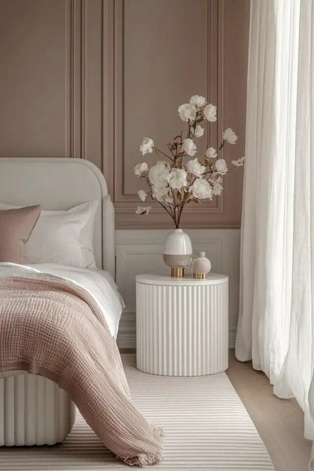 décoration intérieure association couleur rose et blanc poudré élégant chambre adulte table de nuit ronde cannelée rideaux voilages voluptueux 