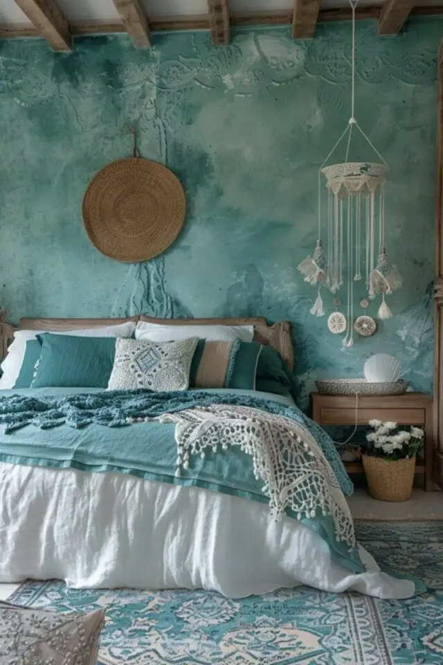 exemple déco bleu lagon chambre adulte peinture ambiance relaxante poutre en bois univers beach house bohème tapis linge de lit touche de blanc 