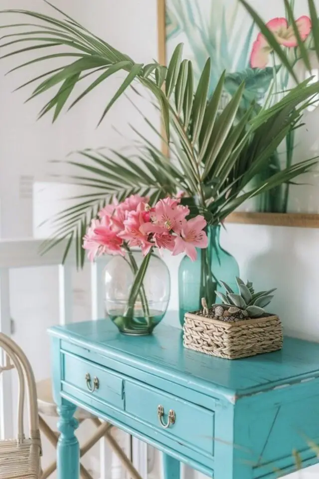 exemple déco bleu lagon meuble console couloir blanc feuillage et fleur tropical ambiance bord de mer moderne 