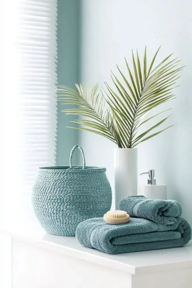exemple déco bleu lagon accessoire décoratif salle de bain moderne et lumineuse panier serviette feuillage tropical 