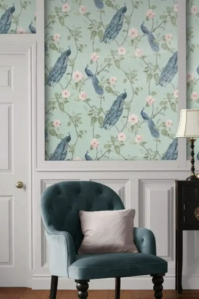 exemple déco bleu lagon papier peint floral oiseau paon élégant et chic idée classique avec soubassement moulure fauteuil salon séjour 