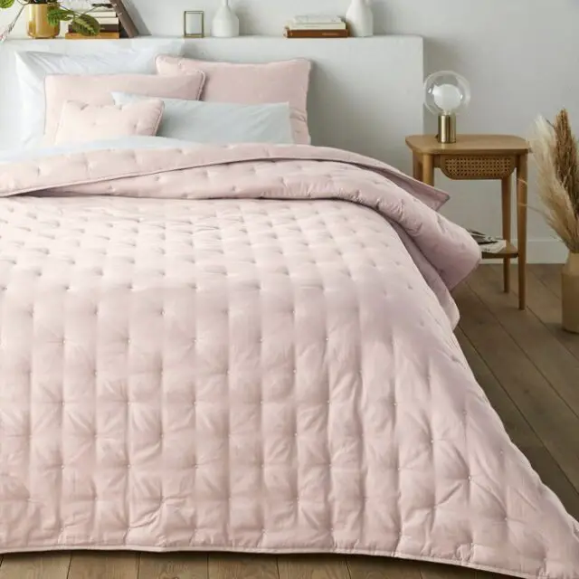 Couvre lit boutis matelassé brodé rose clair