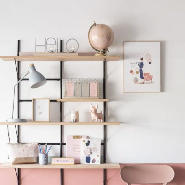 Globe terrestre carte du monde rose et doré