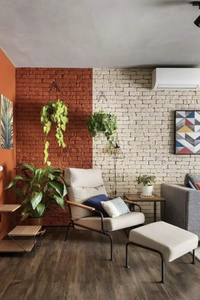 peindre un mur en brique exemple salon séjour deux couleur beige et terracotta séparation nette sur le même mir orange prolongation couleur mur adjacent ambiance chaleureuse parquet fauteuil et canapé neutre plantes vertes 