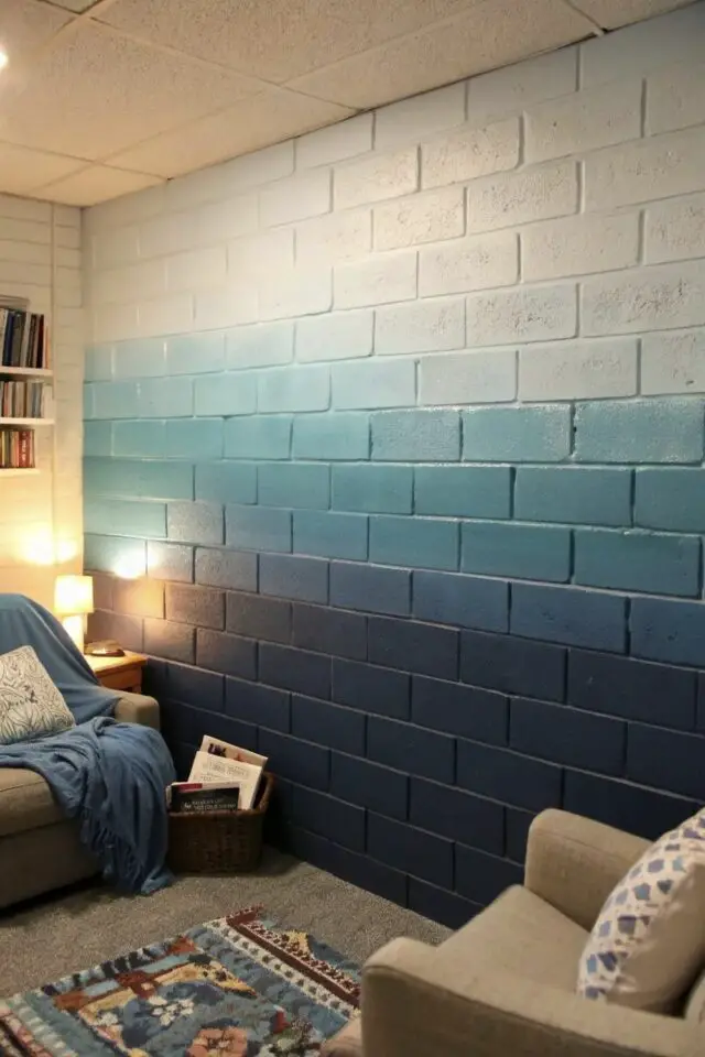 peindre un mur en brique exemple parpaing dégradé de bleu peinture originale salon d'appoint 