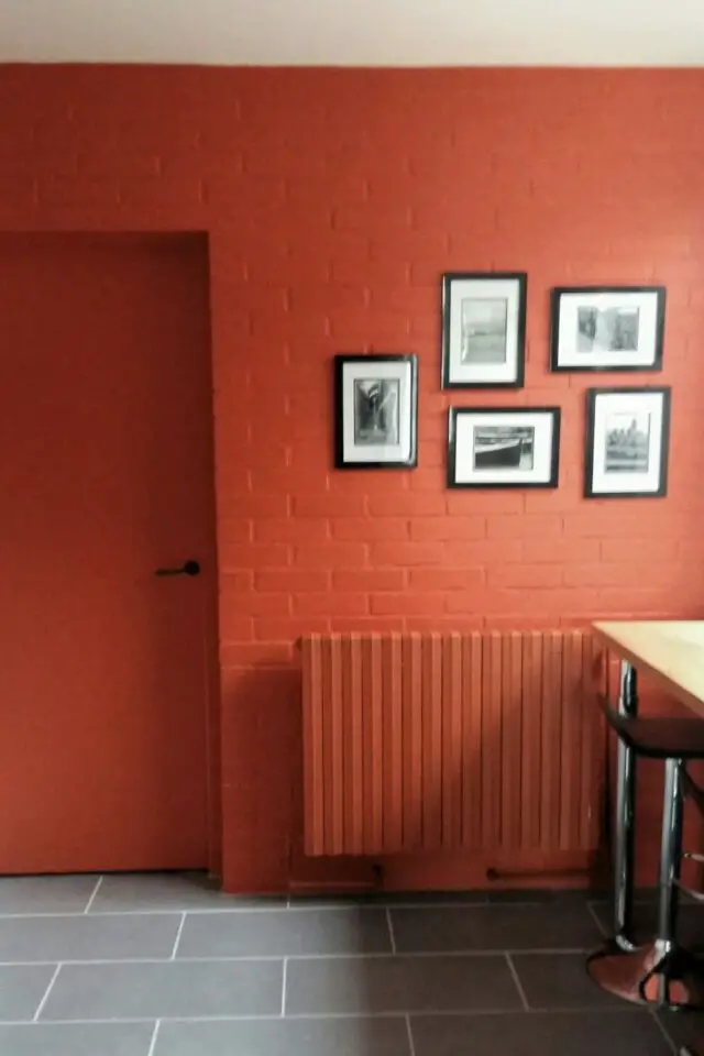 peindre un mur en brique idées ton sur ton radiateur peinture couleur terracotta porte intérieur cadre noir ambiance moderne et chaleureuse couleur cuisine 